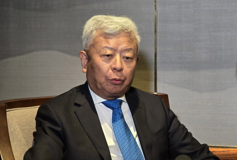 Chủ tịch Ngân hàng Đầu tư cơ sở hạ tầng châu Á (AIIB) Kim Lập Quần trả lời phỏng vấn. (Ảnh: Lê Phương/TTXVN)
