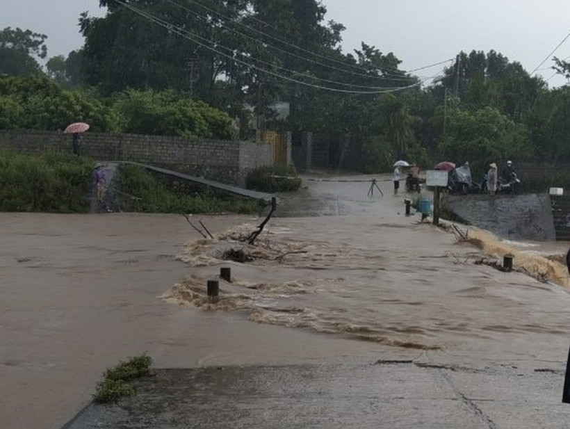 Nước lũ dâng cao tại ngầm tràn Vĩnh Tiến, xã Vĩnh Tiến, huyện Kim Bôi, tỉnh Hòa Bình, gây nguy hiểm cho người dân tham gia giao thông. (Ảnh: TTXVN phát)