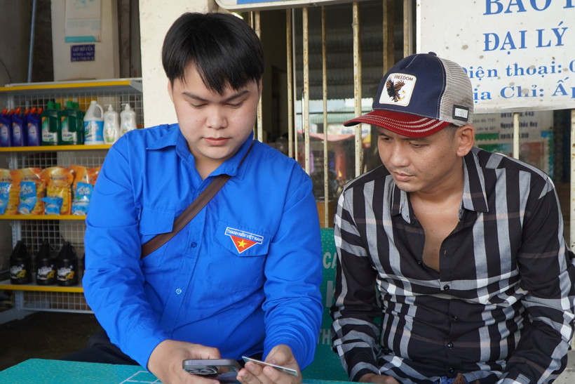 Thanh niên tình nguyện hỗ trợ đăng ký tài khoản VNeID cho người dân. (Ảnh minh họa: Nhựt An/TTXVN)