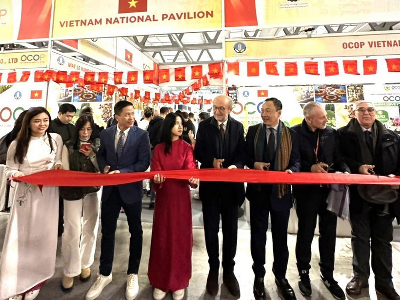 Đại sứ Việt Nam tại Italy Dương Hải Hưng (thứ 3, từ phải sang) cắt băng khai trương gian hàng quốc gia Việt Nam tại Hội chợ thủ công mỹ nghệ quốc tế Artigiano lần thứ 28, Italy. (Ảnh: Dương Hoa/TTXVN)