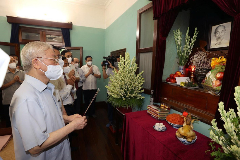 Tổng Bí thư Nguyễn Phú Trọng dâng hương tưởng niệm Chủ tịch Hồ Chí Minh. (Ảnh: Trí Dũng/TTXVN)