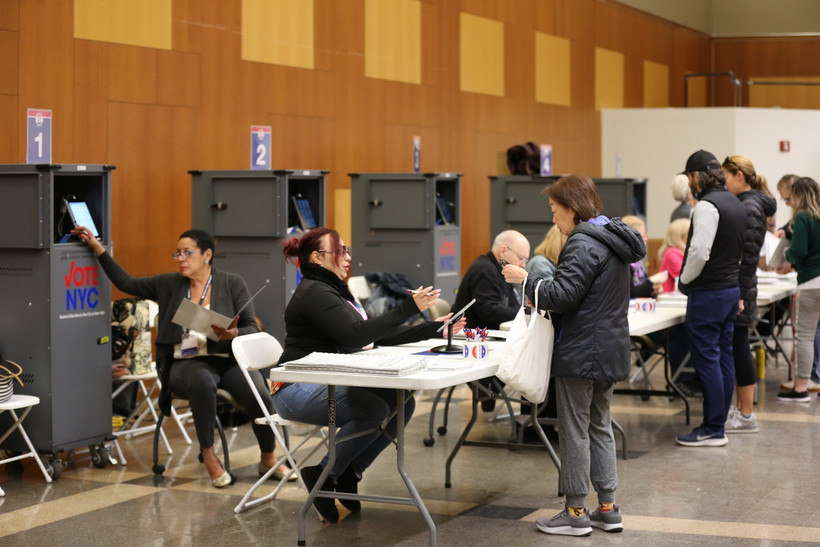 Cử tri bỏ phiếu sớm trong cuộc bầu cử Tổng thống Mỹ ở Queens, New York, Mỹ. (Ảnh: THX/TTXVN)