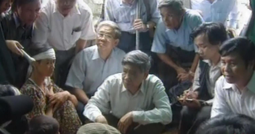 Nguyên Tổng Bí thư Lê Khả Phiêu thăm hỏi, động viên bà con Làng Rồng năm 1999. 