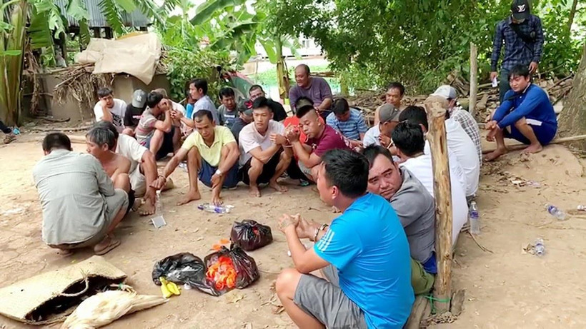 Các đối tượng có liên quan bị lượng chức năng bắt quả tại hiện trường. (Ảnh: Công Mạo/TTXVN)