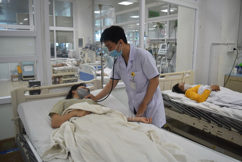 Bác sỹ Bệnh viện Đa khoa vùng Tây Nguyên thăm khám cho bệnh nhân bị rắn cắn. (Ảnh: Nguyên Dung/TTXVN)