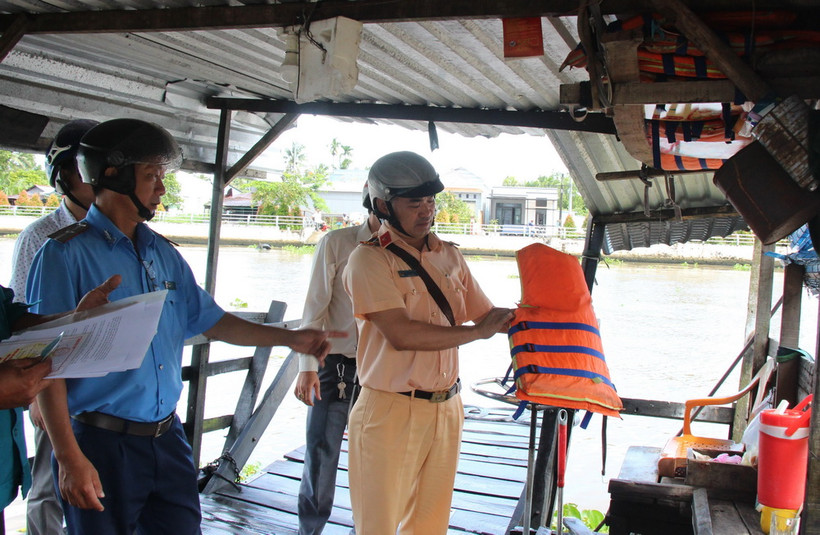 Lực lượng chức năng kiểm tra điều kiện hoạt động của phương tiện đò ngang hoạt động trên kênh xáng Xà No, tỉnh Hậu Giang. (Ảnh: Nguyễn Hằng/TTXVN)