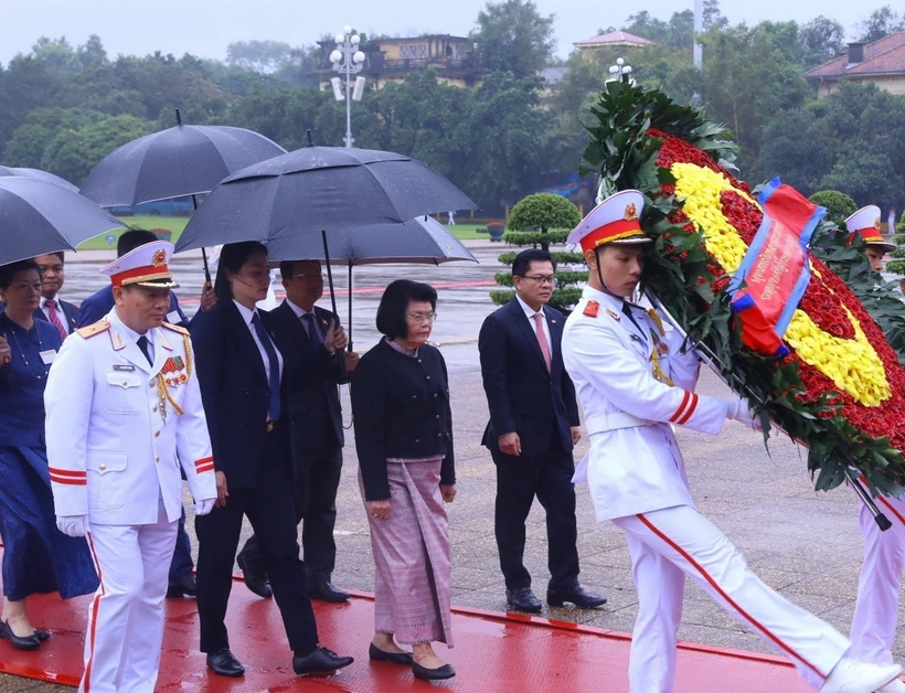 Chủ tịch Quốc hội Vương quốc Campuchia Samdech Khuon Sudary đặt vòng hoa và vào Lăng viếng Chủ tịch Hồ Chí Minh. (Ảnh: Văn Điệp/TTXVN)