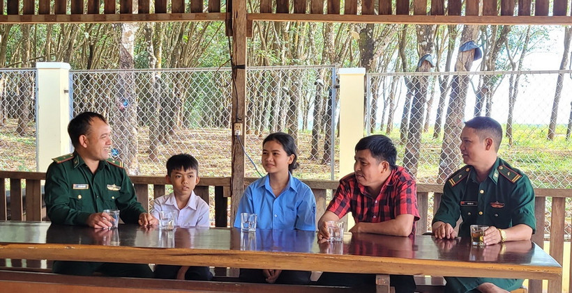 Bộ đội Biên phòng Gia Lai với mô hình "Nâng bước em đến trường." (Ảnh: Hoài Nam/TTXVN)