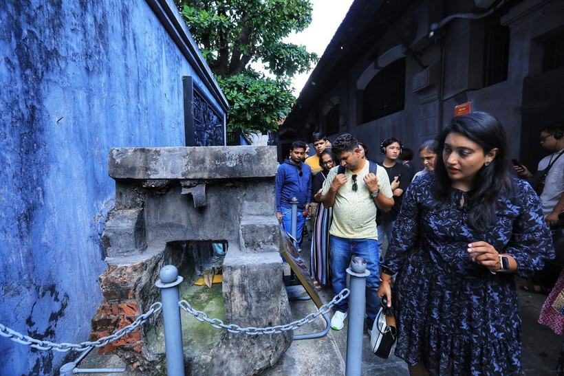 Du khách quốc tế tham quan Khu Di tích Nhà tù Hỏa Lò, Thủ đô Hà Nội. (Ảnh: Tuấn Anh/TTXVN)