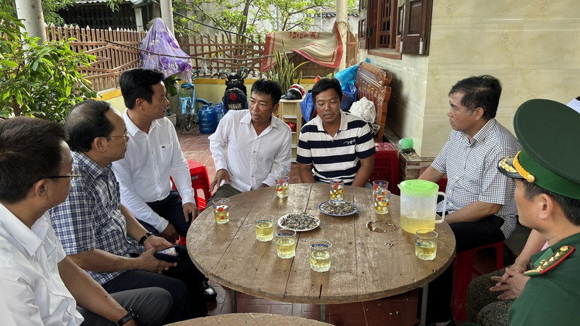 Lãnh đạo tỉnh Quảng Bình thăm hỏi các ngư dân được cứu sống trở về địa phương. (Ảnh: TTXVN phát)