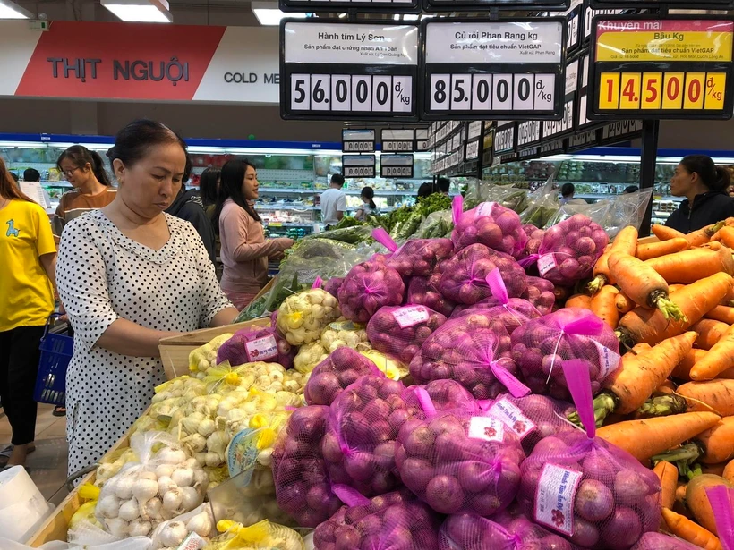 Người dân mua hàng nhu yếu phẩm tại các siêu thị. (Ảnh: Anh Tuấn/TTXVN)