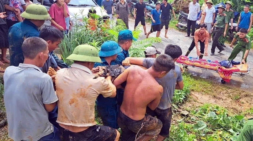 Ông Lương Văn Ba được lực lượng cứu hộ phát hiện và đưa đến Trạm y tế cấp cứu kịp thời sau vụ sạt lở taluy dương. (Ảnh: TTXVN phát)