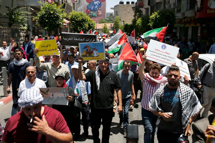 Người dân Palestine biểu tình phản đối hoạch hòa bình Trung Đông của Mỹ tại thành phố Ramallah, Bờ Tây ngày 25/6 vừa qua. (Ảnh: AFP/TTXVN)