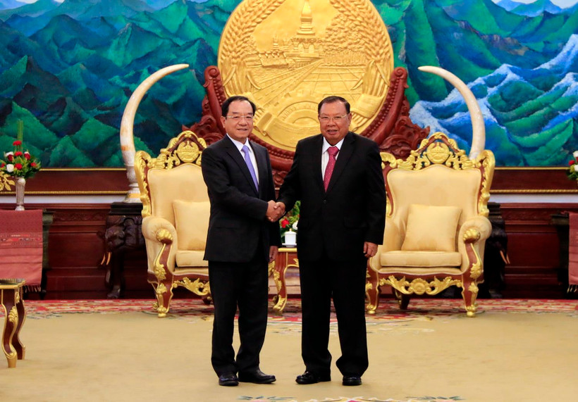 Tổng Bí thư, Chủ tịch nước Lào Bounnhang Vorachith tiếp thân mật ông Đào Việt Trung. (Ảnh: Phạm Kiên/Vietnam+)