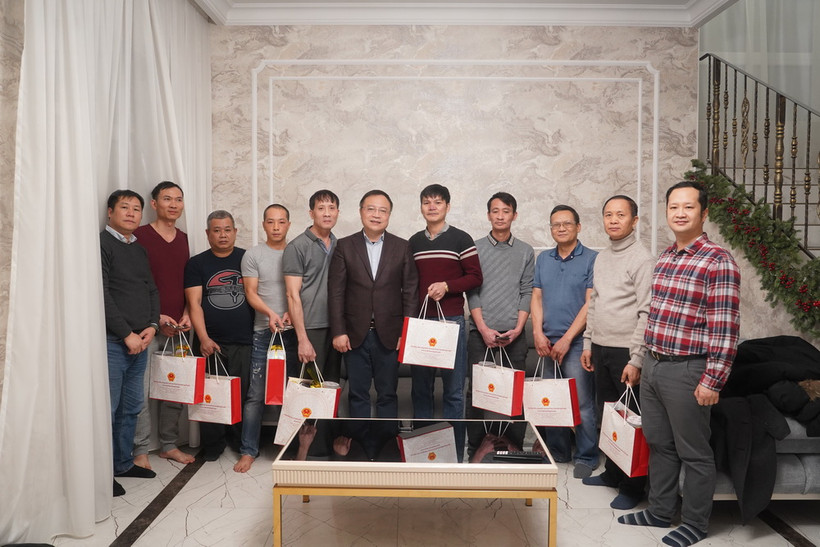 Đoàn Ban công tác cộng đồng tặng quà cho các gia đình bị thiệt hại trong vụ cháy chợ Temernik. (Ảnh: Duy Trinh/TTXVN)