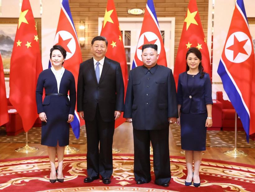 Chủ tịch Trung Quốc Tập Cận Bình và phu nhân (trái) cùng nhà lãnh đạo Triều Tiên Kim Jong-un và phu nhân tại cuộc gặp ở Bình Nhưỡng ngày 20/6. (Ảnh: THX/TTXVN)