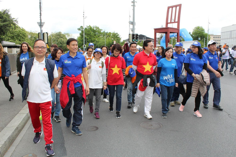 Các đại biểu Bộ Y tế Việt Nam và Phái đoàn thường trực Việt Nam tại Geneva tham dự sự kiện thể thao cộng đồng do WHO tổ chức. (Ảnh: Hoàng Hoa/TTXVN)
