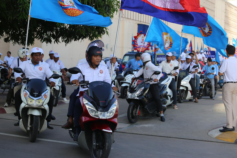 Đội cổ động vận động tranh cử của CPP. (Ảnh: PV/TTXVN)