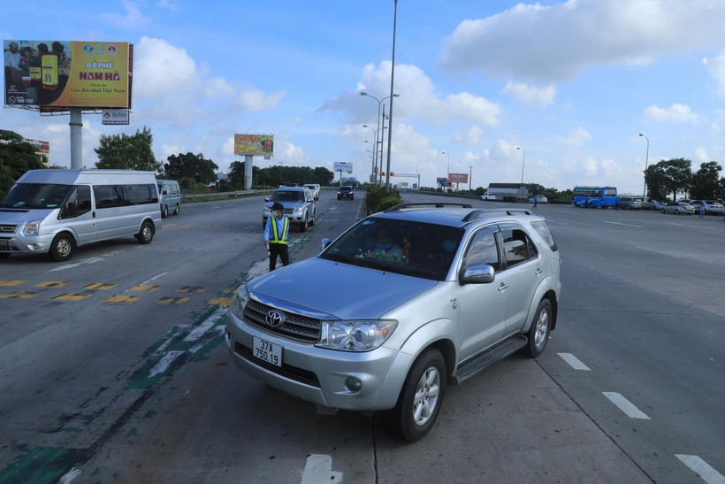 Xe đi từ vùng dịch mà người trên xe không có chứng nhận xét nghiệm âm tính với SARS-CoV-2 khi đến cao tốc Pháp Vân-Cầu Giẽ buộc phải quay về. (Ảnh: Lâm Khánh/TTXVN)