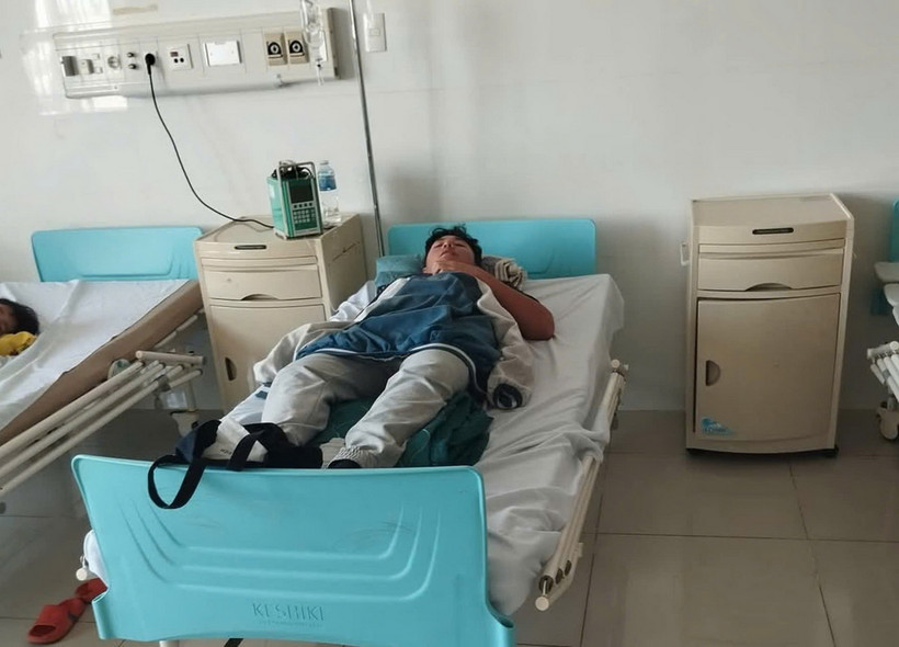 Một bệnh nhi phải nhập viện do nghi bị ngộ độc thực phẩm sau khi ăn bánh mỳ tại cửa hàng trên địa bàn thành phố Vũng Tàu. (Ảnh TTXVN phát)