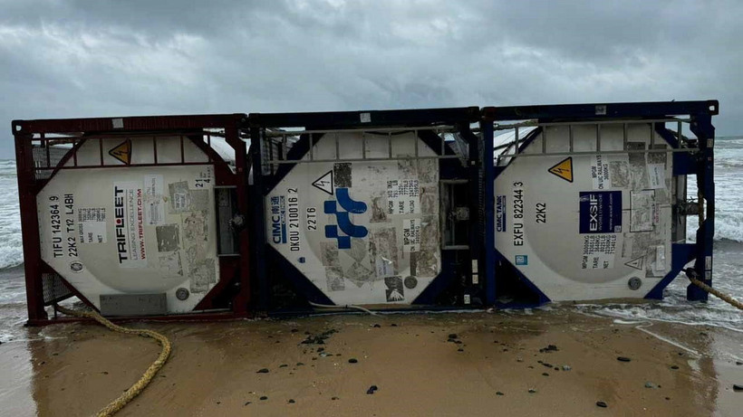 Ba thùng nghi chứa hóa chất trôi dạt vào bờ biển Dung Quất. (Ảnh TTXVN phát)