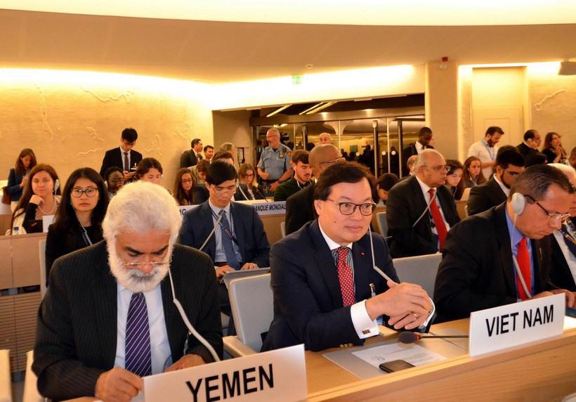 Đại sứ Dương Chí Dũng, Trưởng phái đoàn Việt Nam tại LHQ làm Trưởng đoàn Việt Nam tham dự Khóa họp thứ 42 Hội đồng Nhân quyền LHQ. (Ảnh: Tố Uyên/TTXVN)