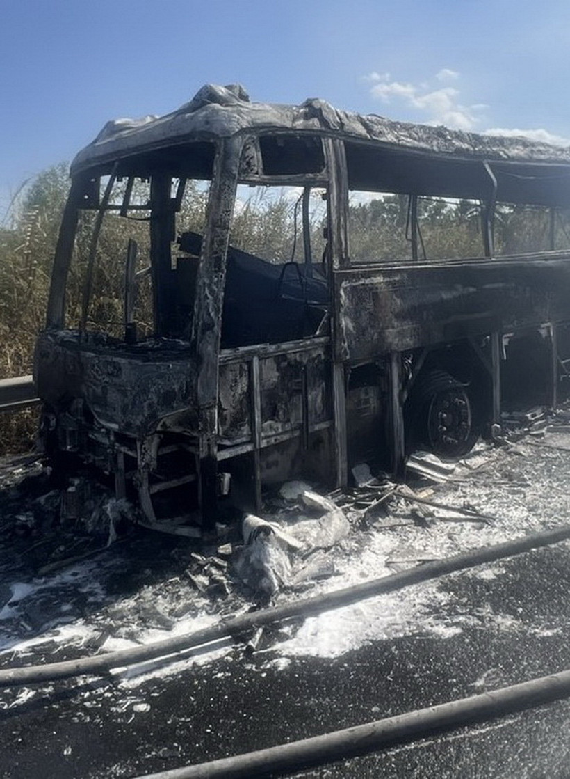 Xe khách bị cháy rụi trên đường cao tốc Thành phố Hồ Chí Minh-Long Thành-Dầu Giây. (Ảnh: TTXVN phát)