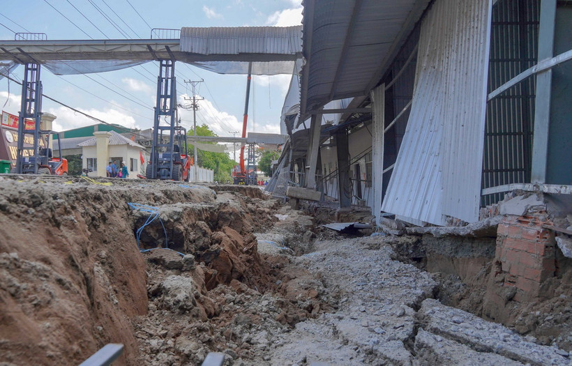 Nhà kho của Công ty Lương thực Hưng Phước bị sụt lún sâu so với mặt đường tỉnh 921. (Ảnh: Thanh Liêm/TTXVN)