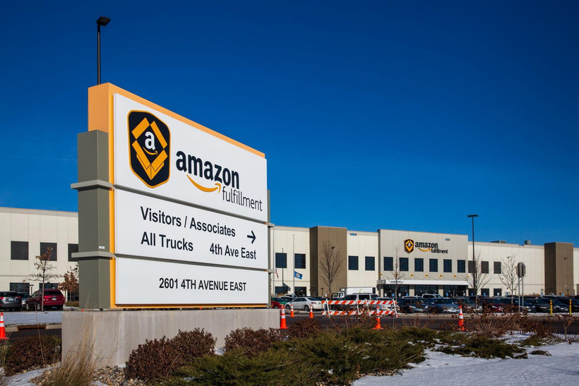 Trung tâm nhận, đóng gói và chuyển giao hàng hóa của Amazon tại Shakopee, Minnesota của Mỹ. (Ảnh: AFP/TTXVN)