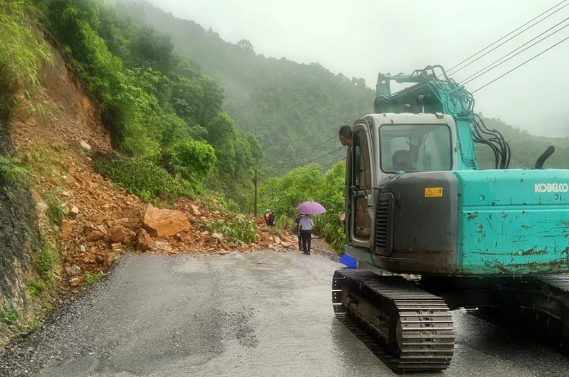 Sạt lở taluy từ thủy điện Tà Lạt đi xã Na Lốc. (Ảnh: TTXVN phát)