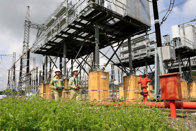 Công nhân Công ty Truyền tải Điện kiểm tra kỹ thuật trong vận hành truyền tải điện tại trạm biến áp 500kV Đà Nẵng. (Ảnh: Ngọc Hà/TTXVN)