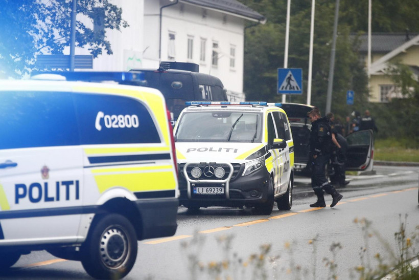 Cảnh sát phong tỏa hiện trường vụ nổ súng tại Trung tâm Hồi giáo Al-Noor ở Baerum, ngoại ô Oslo của Na Uy ngày 10/8. (Ảnh: THX/TTXVN)