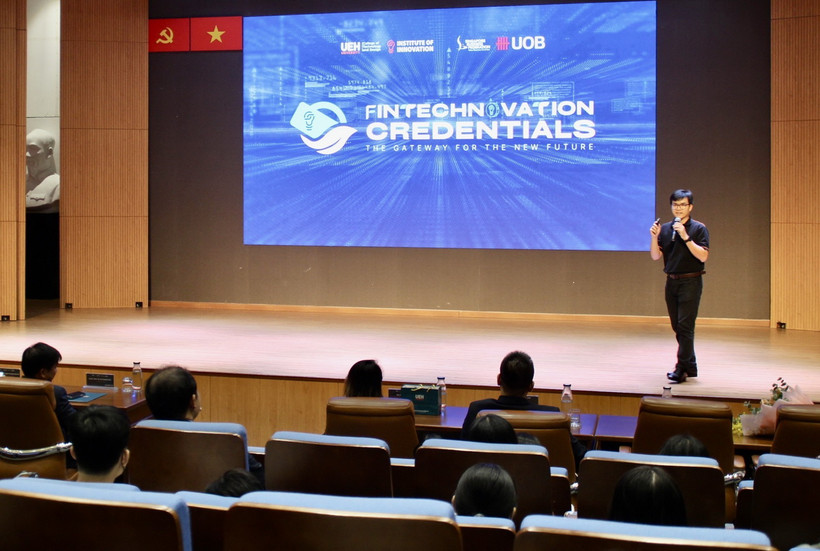 Đại diện Ban tổ chức giới thiệu chương trình đến sinh viên tại sự kiện. (Ảnh: Mỹ Phương/TTXVN)