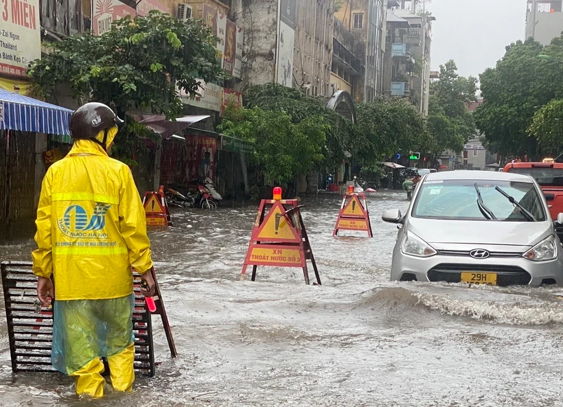 Phổ biến quy chế thi tại điểm thi Trường THPT Việt Đức, quận Hoàn Kiếm. (Ảnh: Nguyễn Cúc/TTXVN)