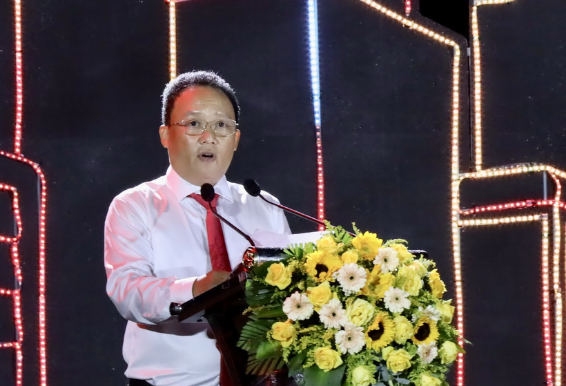 Chủ tịch UBND quận Hải Châu Lê Tự Gia Thạnh phát biểu khai trương phố đi bộ Bạch Đằng. (Ảnh: Trần Lê Lâm/TTXVN)