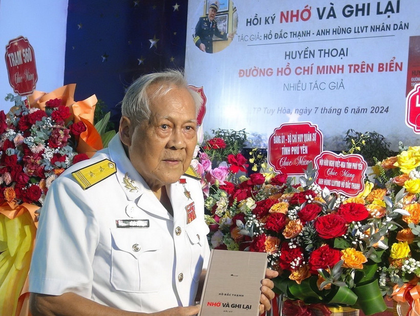 Anh hùng Lực lượng Vũ trang Nhân dân Hồ Đắc Thạnh và cuốn hồi ký. (Ảnh: Xuân Triệu/ TTXVN)