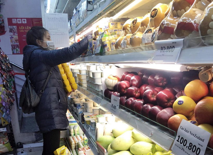 Khách lựa chọn hàng hóa tại siêu thị Vinmart. (Ảnh: Trần Việt/TTXVN)