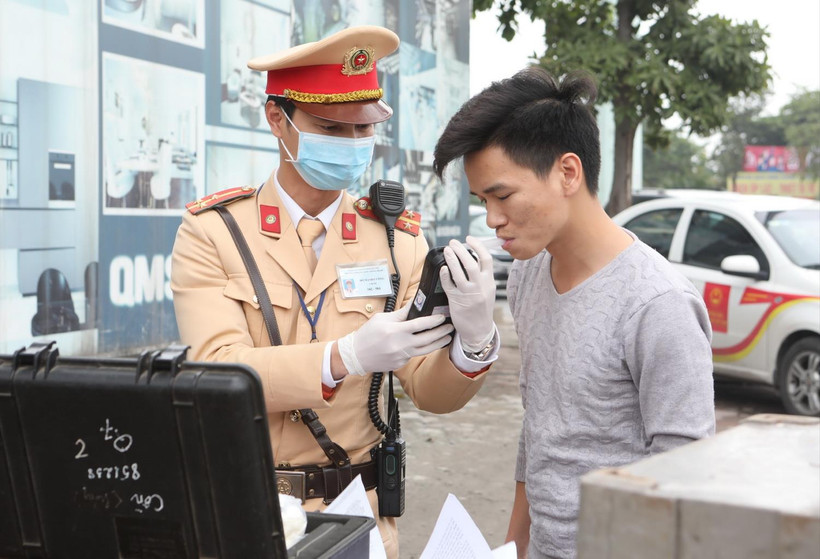 Cảnh sát giao thông Hà Nội sử dụng phương tiện an toàn kiểm tra nồng độ cồn trong khí thở đối với người tham gia giao thông. (Ảnh: Doãn Tấn/TTXVN)