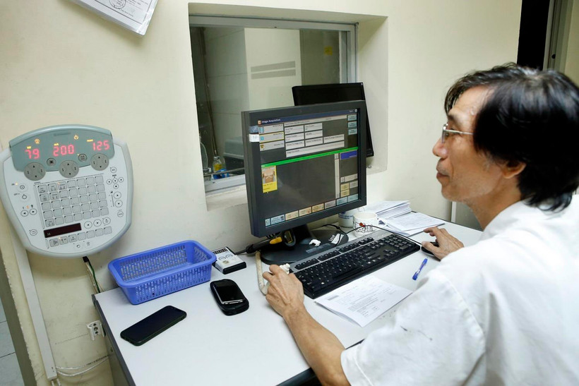 Một ca chẩn đoán hình ảnh các bệnh lý sỏi tiết niệu theo chương trình khám miễn phí tại bệnh viện Hữu nghị Việt Đức. (Ảnh: Dương Ngọc/TTXVN)