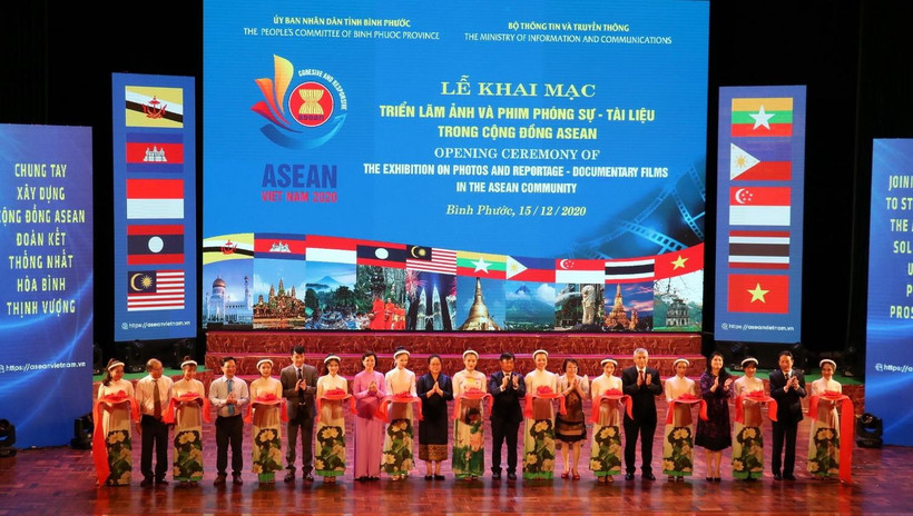 Lãnh đạo Bộ Thông tin và Truyền thông, UBND tỉnh Bình Phước và đại diện cơ quan ngoại giao các nước ASEAN thực hiện nghi thức cắt băng khai mạc triển lãm ảnh và phim phóng sự tài liệu về Cộng đồng ASEAN. (Ảnh: Sỹ Tuyên/TTXVN)