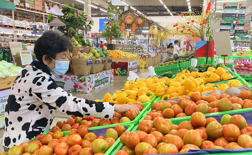 Người dân mua sắm hàng hoá tại siêu thị. (Ảnh: Công Mạo/TTXVN)