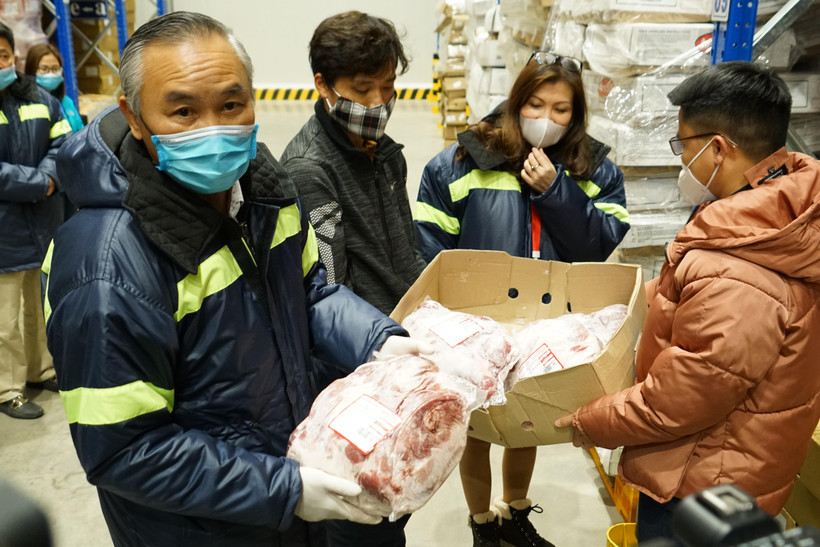 Kiểm tra chất lượng thịt lợn tại kho lạnh. (Ảnh: Lâm Phan)