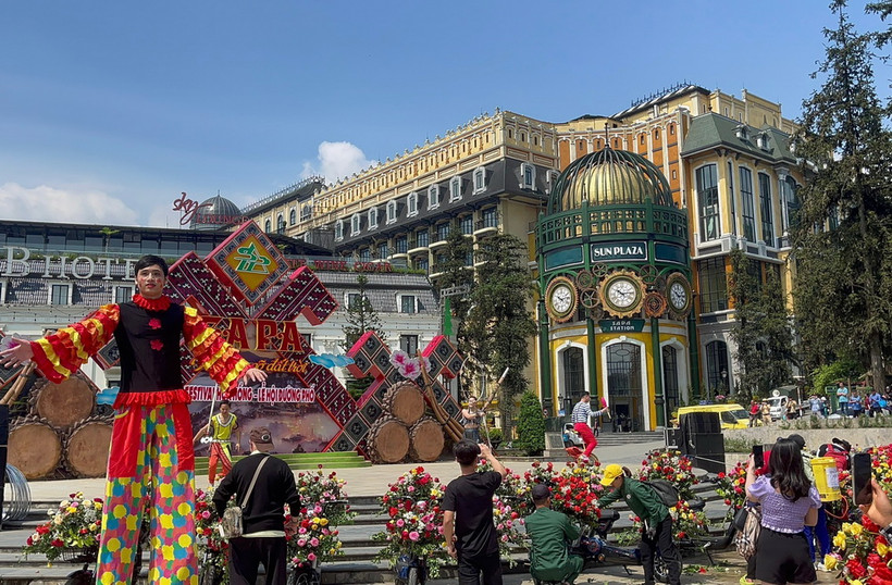 Khách tham quan vườn hoa hồng tại khu du lịch cáp treo Fansipan Legend. (Ảnh: Quốc Khánh/TTXVN)