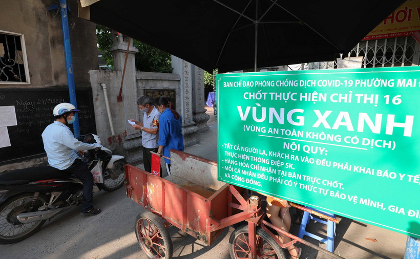 Kiểm soát chặt người ra, vào tại khu dân cư số 9-10, tổ 13, phường Mai Động, quận Hoàng Mai. (Ảnh: Thanh Tùng/TTXVN)