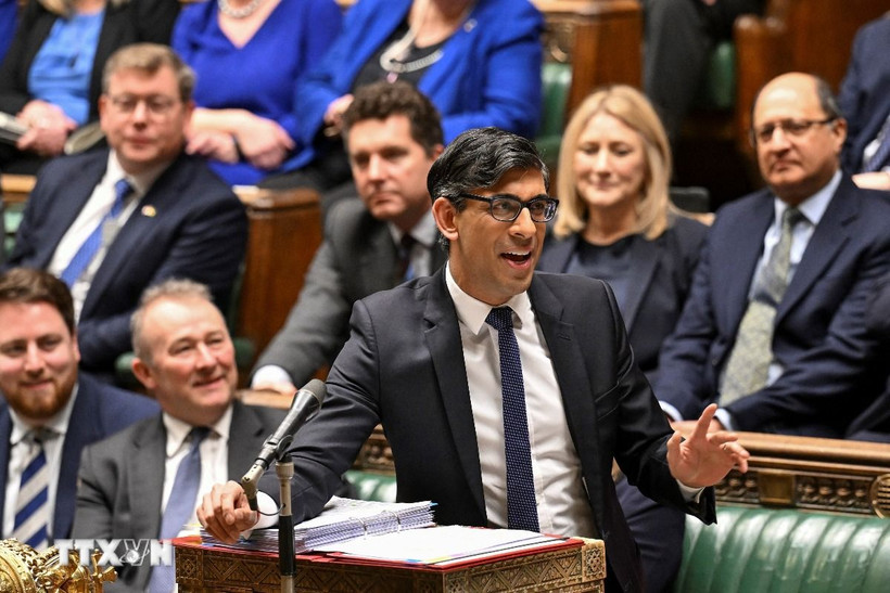 Thủ tướng Anh Rishi Sunak phát biểu tại phiên họp Hạ viện ở thủ đô London. (Ảnh: AFP/TTXVN)