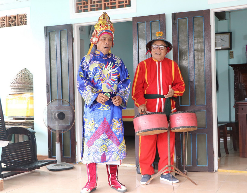 Nghệ nhân ưu tú Vũ Huy Bình (phải) và ông Nguyễn Tấn Sâm tập dượt các bài Chèo Bả trạo. (Ảnh: Đinh Hương/TTXVN)