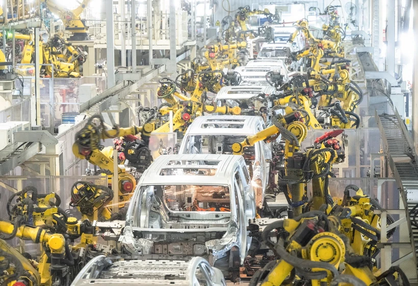 Robot lắp ráp xe điện Voyah của Trung Quốc, tại thủ phủ Vũ Hán, tỉnh Hồ Bắc. (Ảnh: THX/TTXVN)