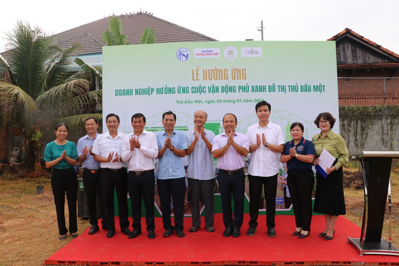 Lễ phát động trồng và chăm sóc vườn cây chuyên đề “Doanh nghiệp hưởng ứng cuộc vận động phủ xanh đô thị Thủ Dầu Một.” (Ảnh: Dương Chí Tưởng/TTXVN)