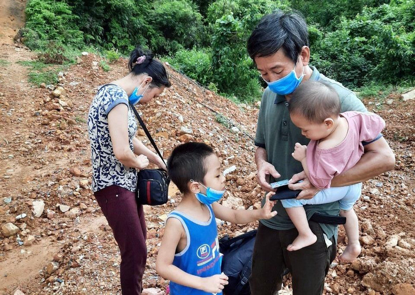 Gia đình nhập cảnh trái phép vào Việt Nam tại tỉnh Quảng Ninh. (Ảnh: TTXVN phát)