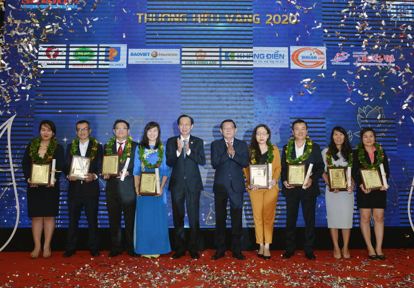Đại diện các doanh nghiệp nhận giải thưởng Thương hiệu Vàng năm 2020. (Ảnh: Mỹ Phương/TTXVN)
